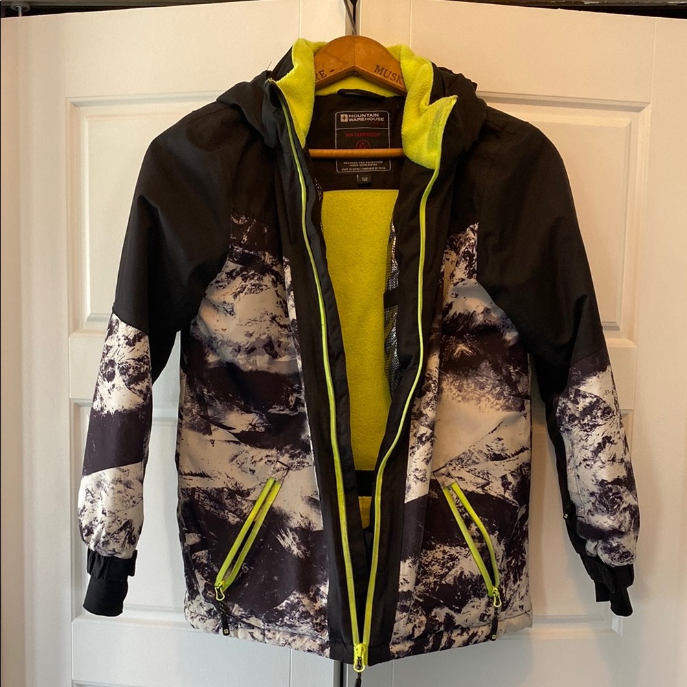 Black and White Puffer Jacket with Hood and Full-Length Zipper